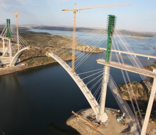 AVE Madrid Badajoz viaducto río Tajo