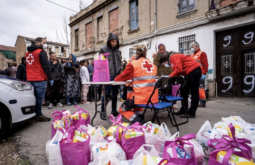 Cruz Roja: reparto de kits de higiene en Valencia