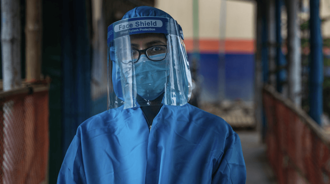 IOM/Nate Webb: Un trabajador de salud durate la pandemia de COVID-19.