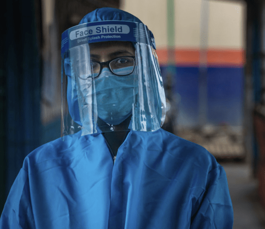 IOM/Nate Webb: Un trabajador de salud durate la pandemia de COVID-19.