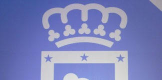 Jesús Moreno, alcalde de Tres Cantos, presenta el logo azul del escudo municipal