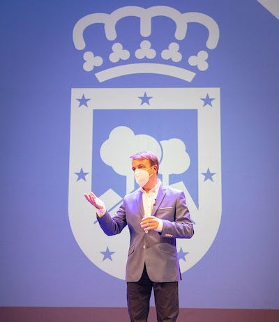 Jesús Moreno, alcalde de Tres Cantos, presenta el logo azul del escudo municipal