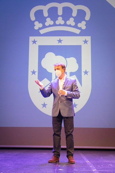 Jesús Moreno, alcalde de Tres Cantos, presenta el logo azul del escudo municipal