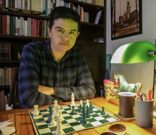 Mauricio Montenegro ante el tablero