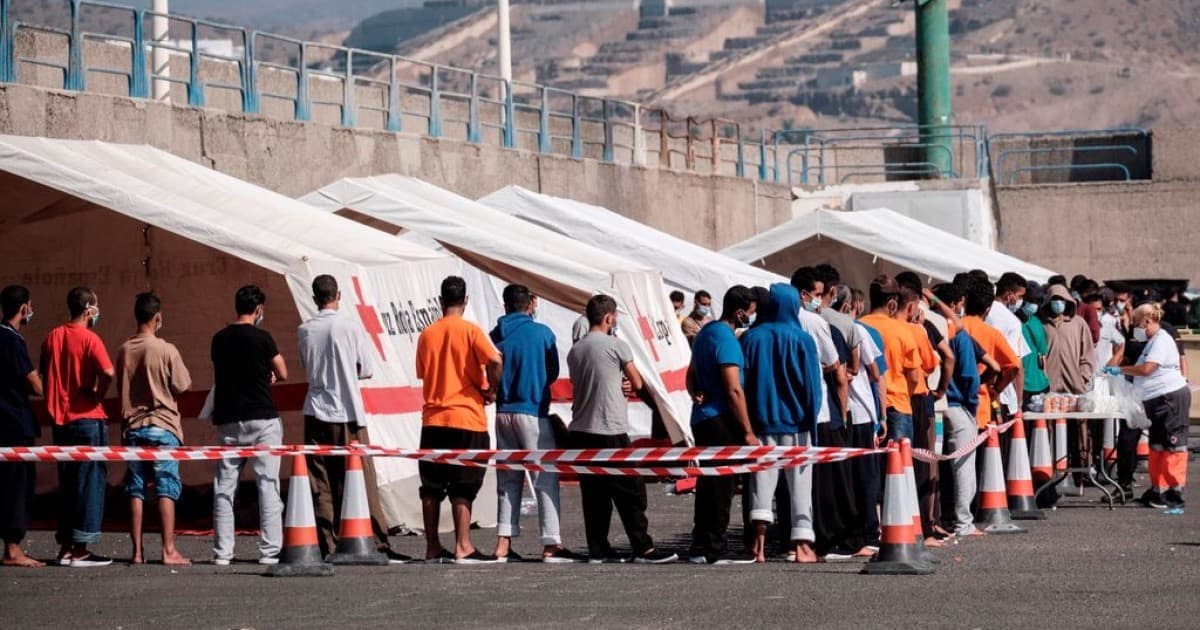 Migrantes llegados al puerto de Arguineguín, en Canarias