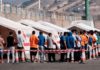 Migrantes llegados al puerto de Arguineguín, en Canarias