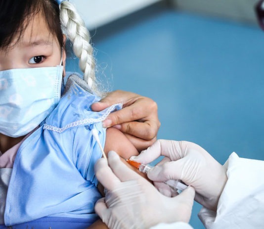 UNICEF/Yuwei: Una niña de 3 años recibe una vacuna en un centro de salud comunitario en Beijing, China.