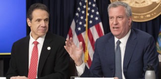 Andrew Cuomo, gobernador republicano del Estado, y Bill de Blasio, alcalde demócrata de Nueva York, en una comparecencia pública sobre la pandemia de la COVID-19