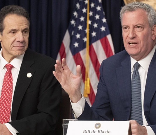 Andrew Cuomo, gobernador republicano del Estado, y Bill de Blasio, alcalde demócrata de Nueva York, en una comparecencia pública sobre la pandemia de la COVID-19