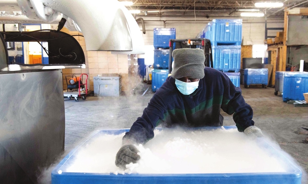 Hielo seco para transportar vacunas