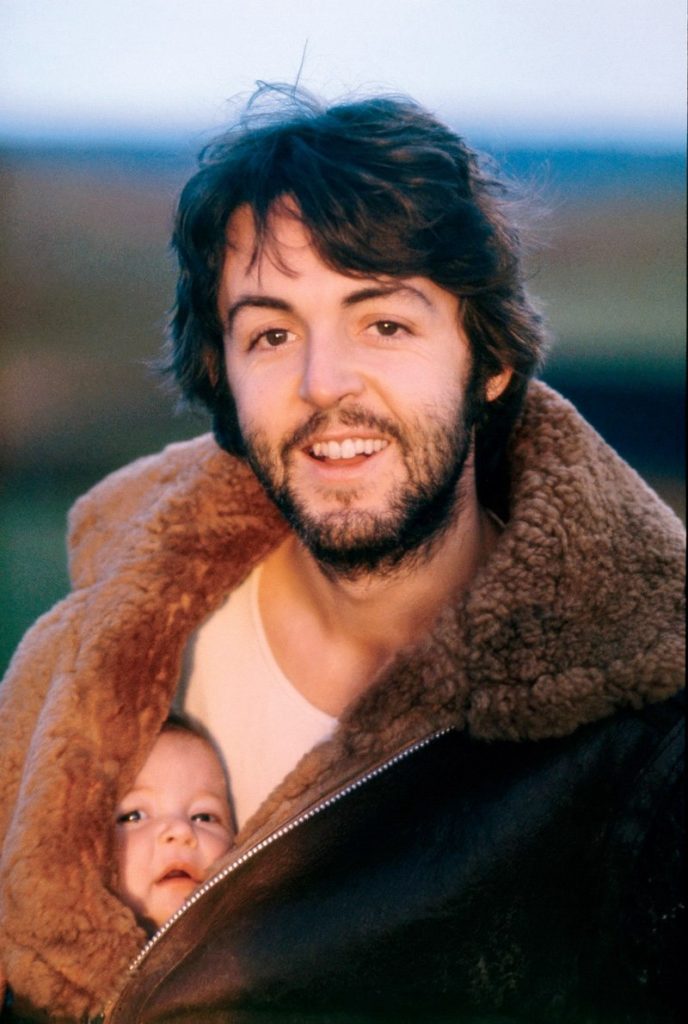 Paul McCartney fotografiado por Linda Eastman, su mujer, en 1970, para su McCartney I.
