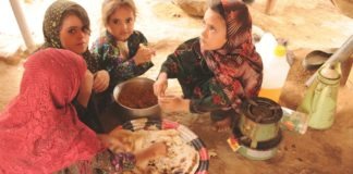 PMA/Abeer Etefa: niñas desplazadas en el campamento de Al-Mazraq en Yemen comparten una simple comida de pan y legumbres preparada por sus madres