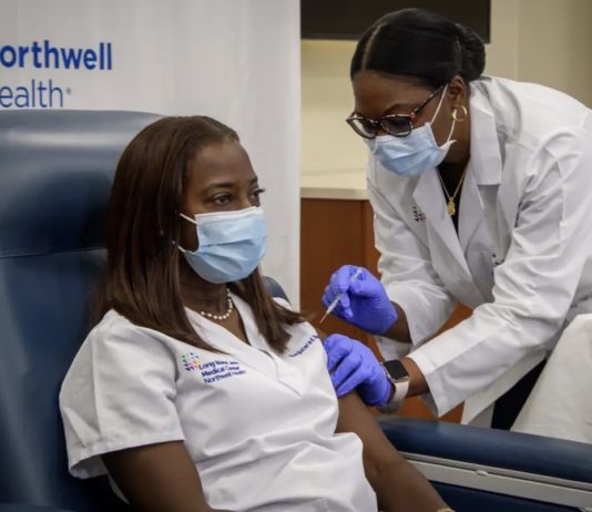 Sandra Lindsay, enfermera Long Island Jewish Medical Center NY, se administra la primera vacuna contra la COVID-19