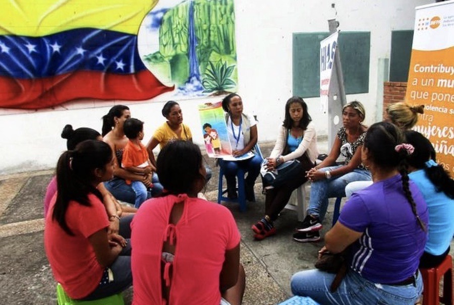 UNFPA: Un grupo de mujeres de Venezuela participa en un taller del UNFPA sobre salud sexual y reproductiva y prevención de la violencia de género.