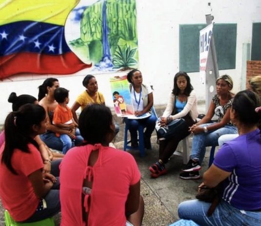 UNFPA: Un grupo de mujeres de Venezuela participa en un taller del UNFPA sobre salud sexual y reproductiva y prevención de la violencia de género.