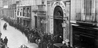 Largas colas a las puertas del Ateneo, en el año 1922, para escuchar una charla de Unamuno - Archivo ABC
