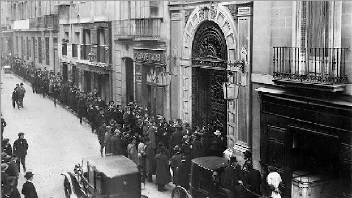 Largas colas a las puertas del Ateneo, en el año 1922, para escuchar una charla de Unamuno - Archivo ABC