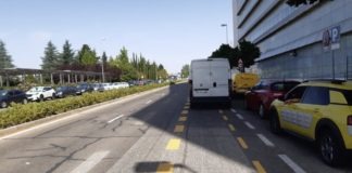 Invasión del carril bici provisional por la doble fila en calle Ribera del Sena, Madrid