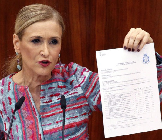 Cristina Cifuentes muestra el acta falsificada ante los medios de comunicación
