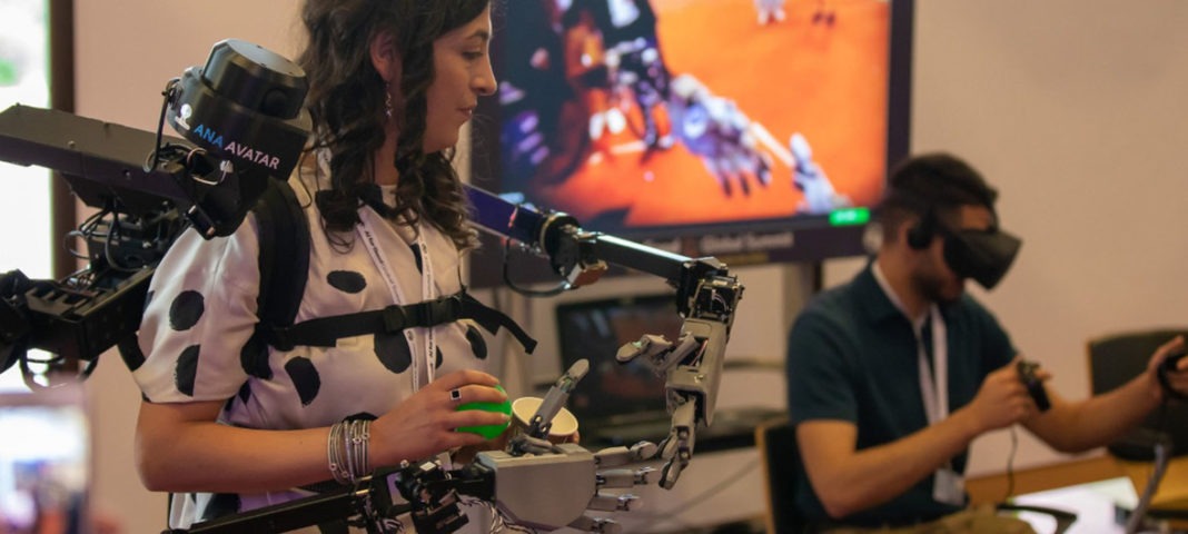 ITU Una mujer demuestra como funciona una aplicación de inteligencia artificial en robótica durante una conferencia en Ginebra.