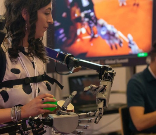 ITU Una mujer demuestra como funciona una aplicación de inteligencia artificial en robótica durante una conferencia en Ginebra.