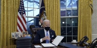 Joe Biden firma en la Casa Blanca los primeros decretos de su mandato