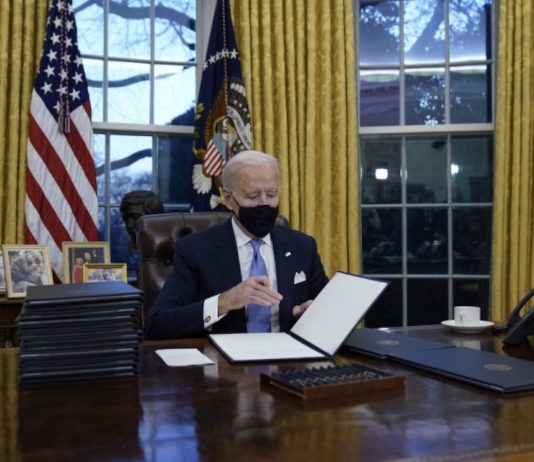 Joe Biden firma en la Casa Blanca los primeros decretos de su mandato