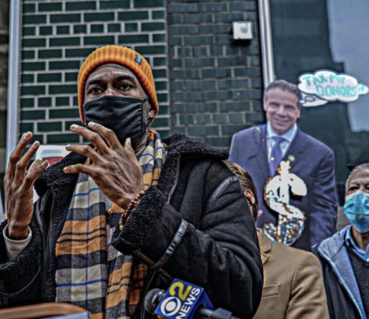 Debajo de la mirada de una efigie de Cuomo, el defensor público Jumaane Williams se emocionó con súplicas por un mañana mejor. © Dean Moses