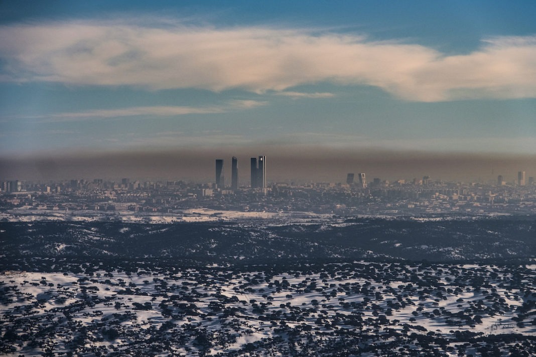 La ciudad de Madrid fotografiada desde el embalse de El Pardo donde se puede apreciar la alta carga de componentes contaminantes atmosféricos. ©️Greenpeace / Pedro Armestre