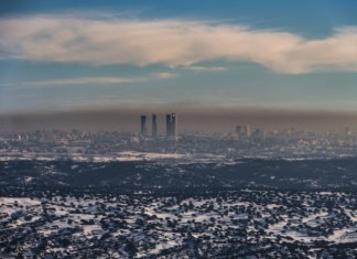 Tres de cada cuatro medidores de contaminación urbana están mal ubicados en España La ciudad de Madrid fotografiada desde el embalse de El Pardo donde se puede apreciar la alta carga de componentes contaminantes atmosféricos. ©️Greenpeace / Pedro Armestre