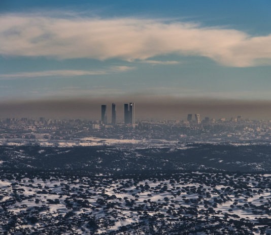 La ciudad de Madrid fotografiada desde el embalse de El Pardo donde se puede apreciar la alta carga de componentes contaminantes atmosféricos. ©️Greenpeace / Pedro Armestre