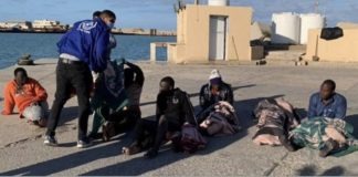 Oficiales de la Organización Internacional para las Migraciones auxilian a sobrevivientes del naufragio frente a las costas de Libia, en el que 43 personas perecieron al adentrarse en la peligrosa ruta marítima del Mediterráneo central. Foto: OIM