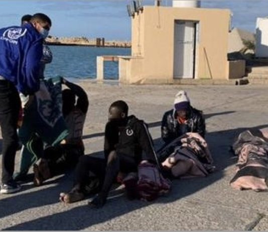 Oficiales de la Organización Internacional para las Migraciones auxilian a sobrevivientes del naufragio frente a las costas de Libia, en el que 43 personas perecieron al adentrarse en la peligrosa ruta marítima del Mediterráneo central. Foto: OIM