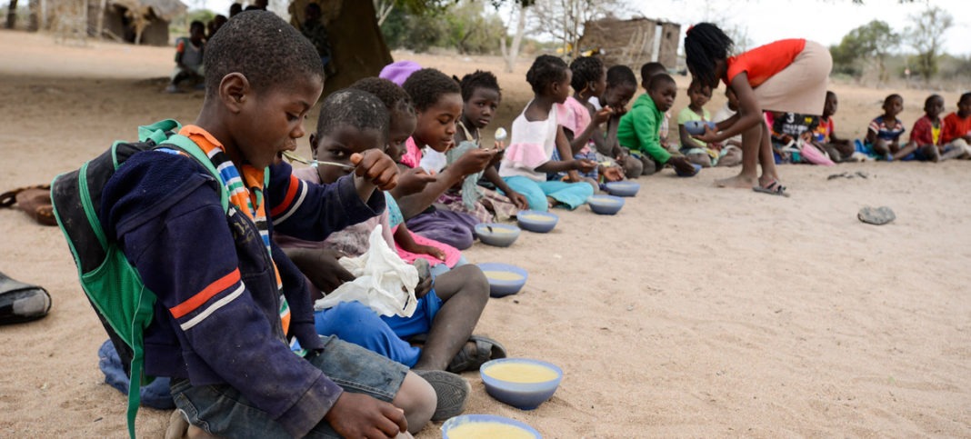 UNICEF/UN051605/Rich Niños comiedo en una escuela de la provincia de Maputo en Mozambique.