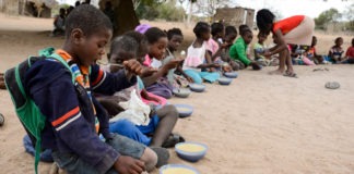 UNICEF/UN051605/Rich Niños comiedo en una escuela de la provincia de Maputo en Mozambique.