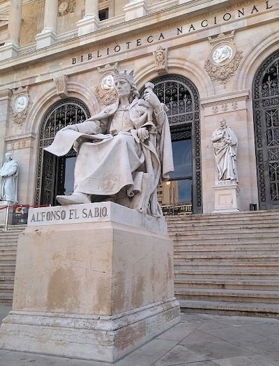 Monumento a Alfonso X en la entrada de la Biblioteca Nacional, en Madrid