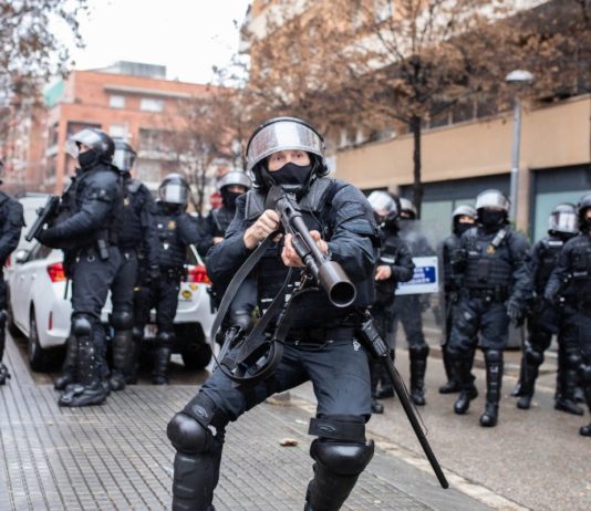 Ataque de un agente de los Mossos al fotoperiodista Joan Gálvez, 7FEB2021