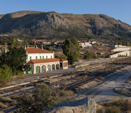 Bustarviejo: antigua estación de tren en la línea Madrid Burgos
