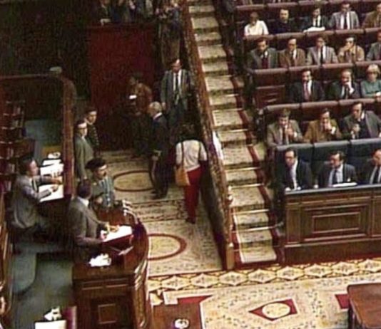 Una cámara de televisión capta el momento de la irrupción de guardias civiles en el hemiciclo del Congreso el 23 de febrero de 1981