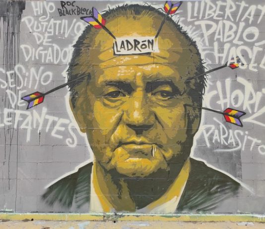 La pena de prisión para Pablo Hasel ha motivado nuevas pintadas contra el rey emérito Juan Carlos, como este mural en Barcelona