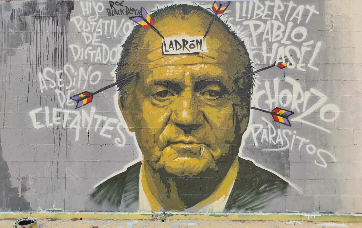 La pena de prisión para Pablo Hasel ha motivado nuevas pintadas contra el rey emérito Juan Carlos, como este mural en Barcelona