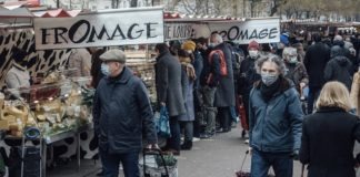 IMF/Cyril Marcilhacy: Un mercado de domingo en París, Francia, durante la pandemia de la COVID-19