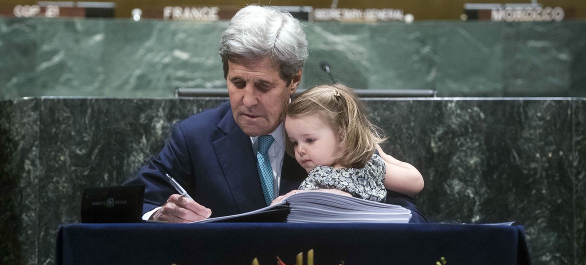 El entonces secretario de estado de Estados Unidos, John Kerry, junto a su nieta, firman el Acuerdo de París en 2016