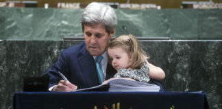El entonces secretario de estado de Estados Unidos, John Kerry, junto a su nieta, firman el Acuerdo de París en 2016
