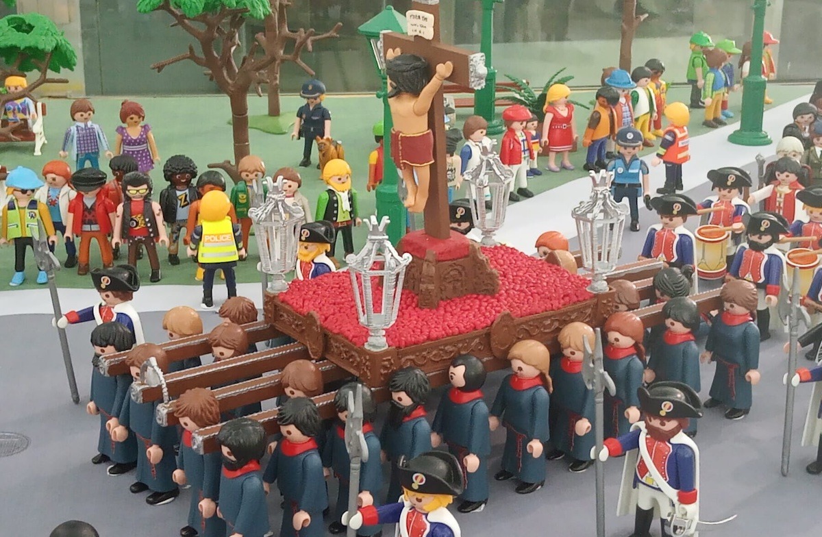 Madrid, procesión del Cristo de los Alabarderos recreada con figuras de Playmobil