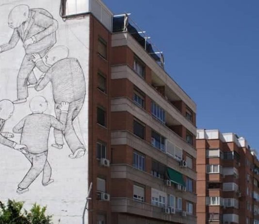 Imagen de la fachada con el mural de Blu | Foto: Página web del artista (blublu.org)