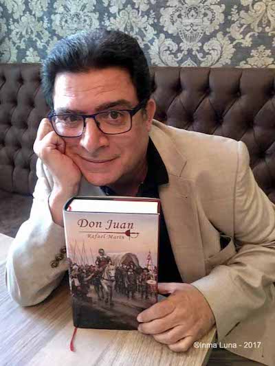 Rafael Marín con una de sus recientes libros del que es autor, ‘Don Juan’