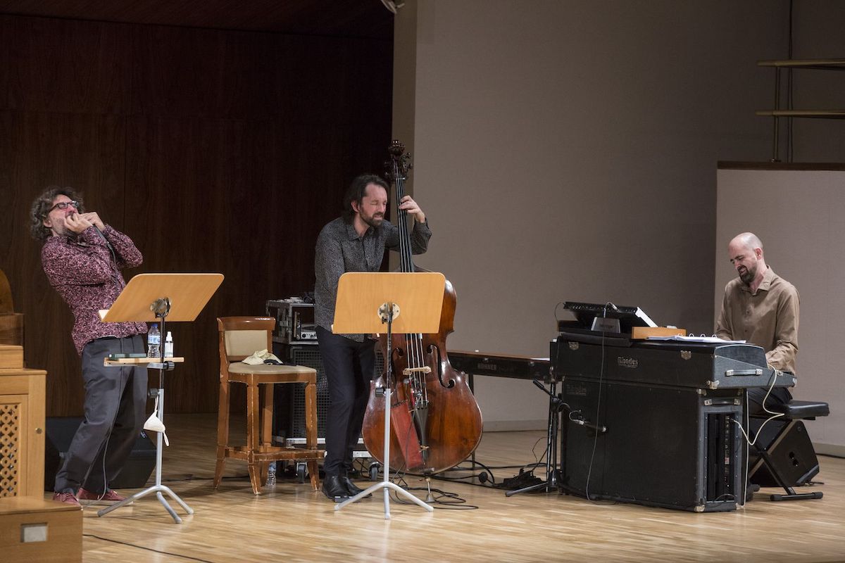 Antonio Serrano (izquierda), Pablo Martín Caminero y Daniel Oyarzábal interpretaban el viernes sus 'Visiones de Bach'. © Elvira Megías/CNDM