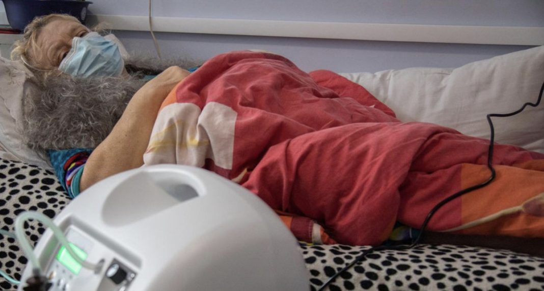 UNICEF: Antonina, de 58 años, necesita oxigeno tras haber contraído el COVID-19 en Ucrania