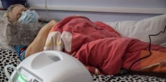 UNICEF: Antonina, de 58 años, necesita oxigeno tras haber contraído el COVID-19 en Ucrania